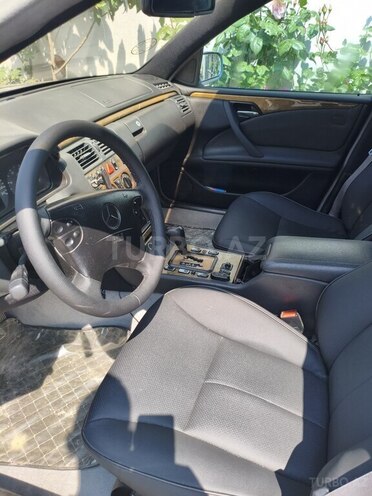 Mercedes E 270-11