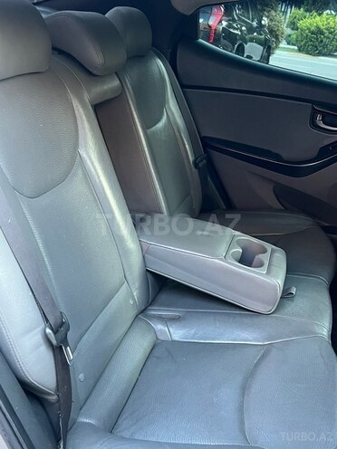 Hyundai Elantra-21