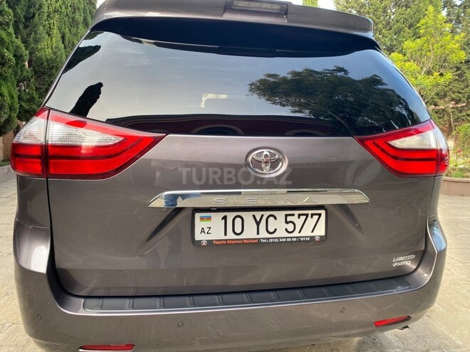 Toyota Sienna-2