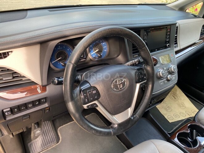 Toyota Sienna-3