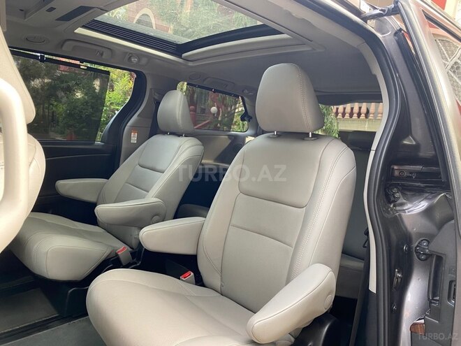 Toyota Sienna-8