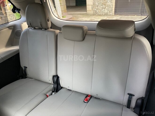 Toyota Sienna-10