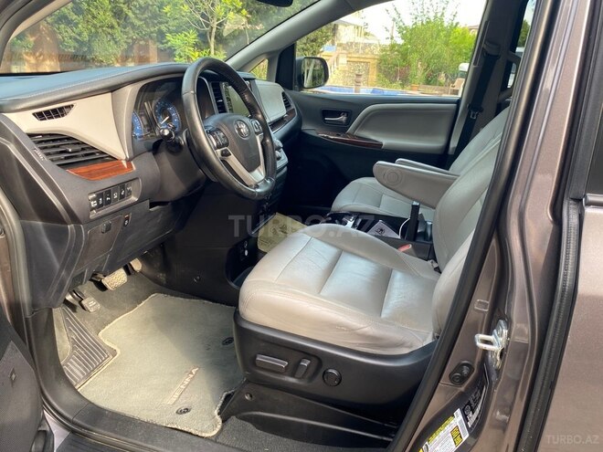 Toyota Sienna-4