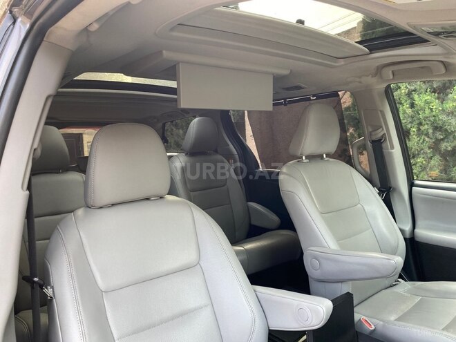 Toyota Sienna-14