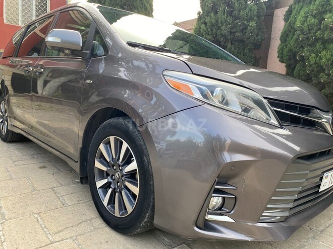 Toyota Sienna-15