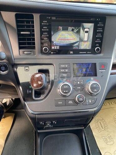 Toyota Sienna-17