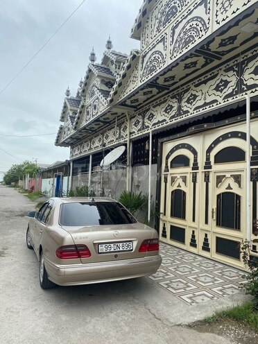 Mercedes E 240-2