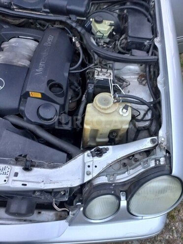 Mercedes E 240-11