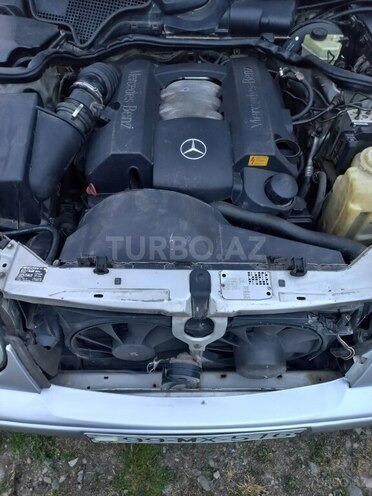 Mercedes E 240-13