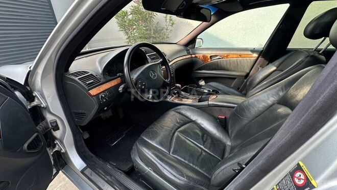 Mercedes E 270-12