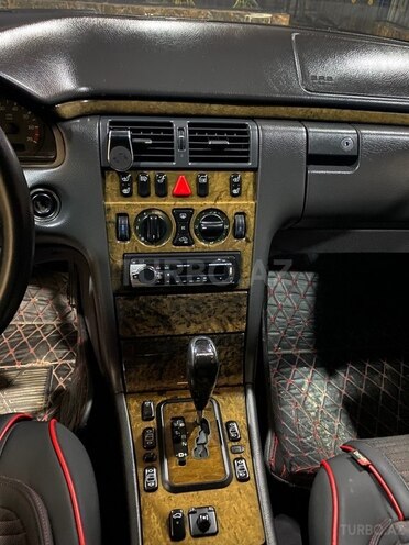 Mercedes E 240-4