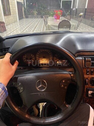 Mercedes E 240-11