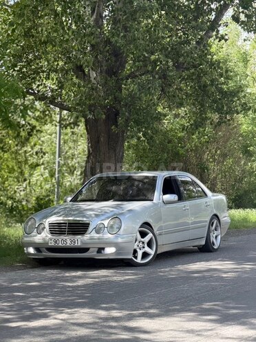 Mercedes E 270-1