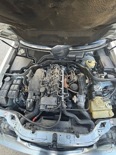 Mercedes E 270-8