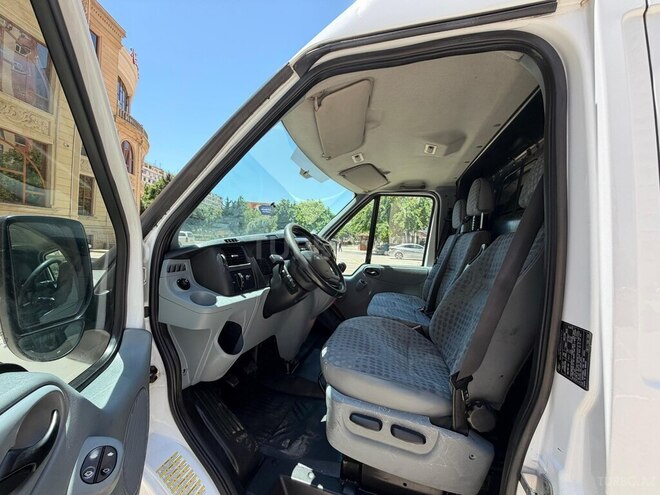 Ford Transit-12