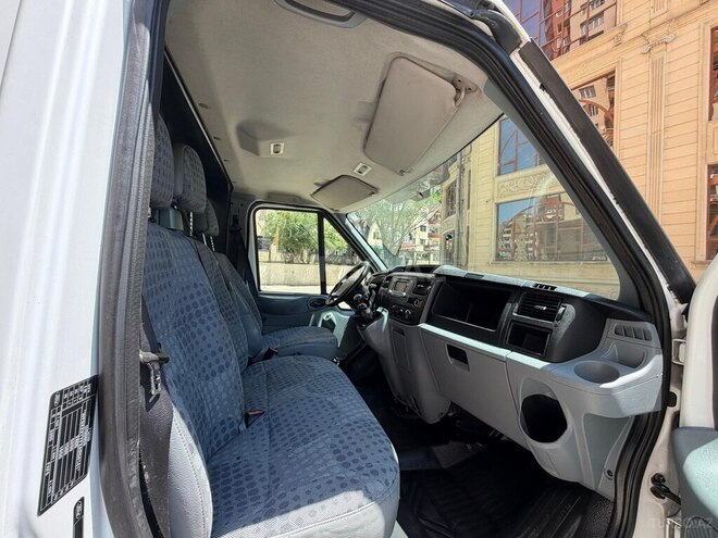 Ford Transit-13