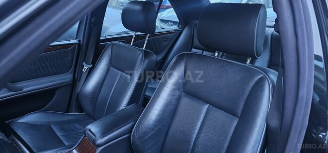 Mercedes E 270-6