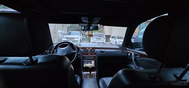 Mercedes E 270-10