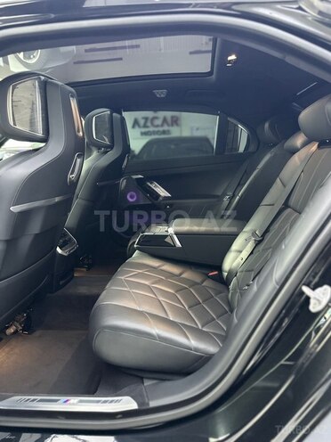 BMW i7-12