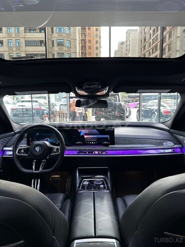 BMW i7-13