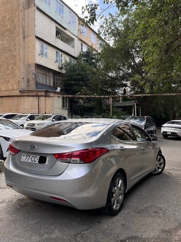 Hyundai Elantra-12