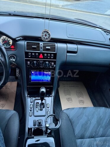 Mercedes E 240-17