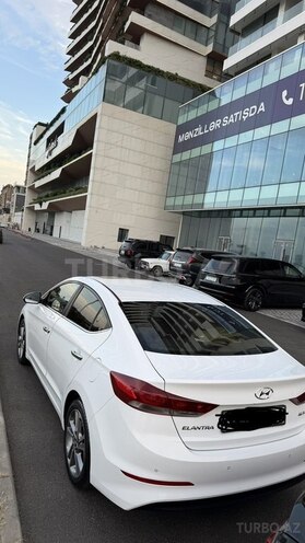Hyundai Elantra-11