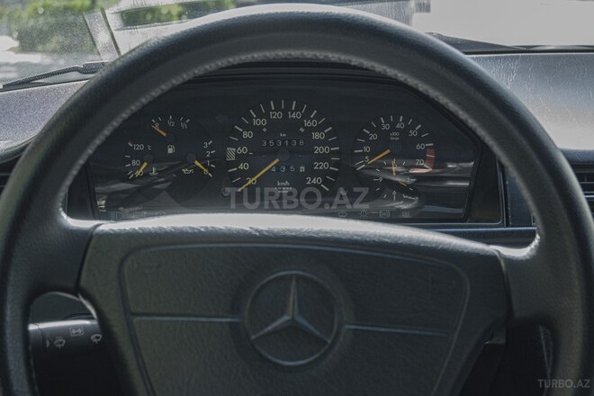 Mercedes 220 E-16