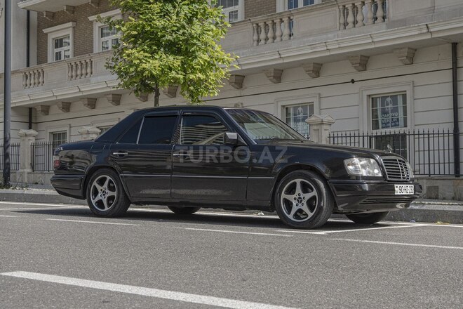 Mercedes 220 E-12