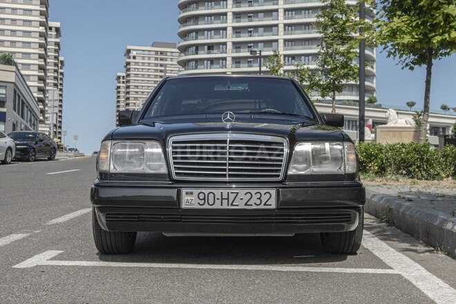 Mercedes 220 E-2