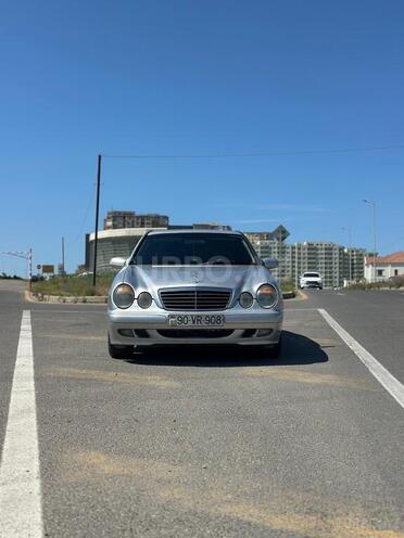 Mercedes E 220-1