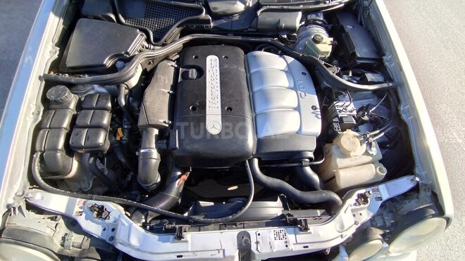 Mercedes E 220-11