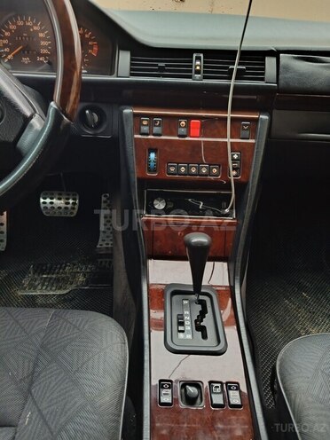 Mercedes E 200-8