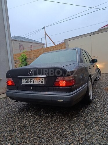 Mercedes E 200-11