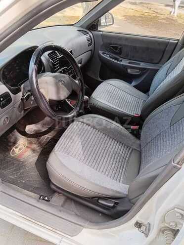 Hyundai Accent-11