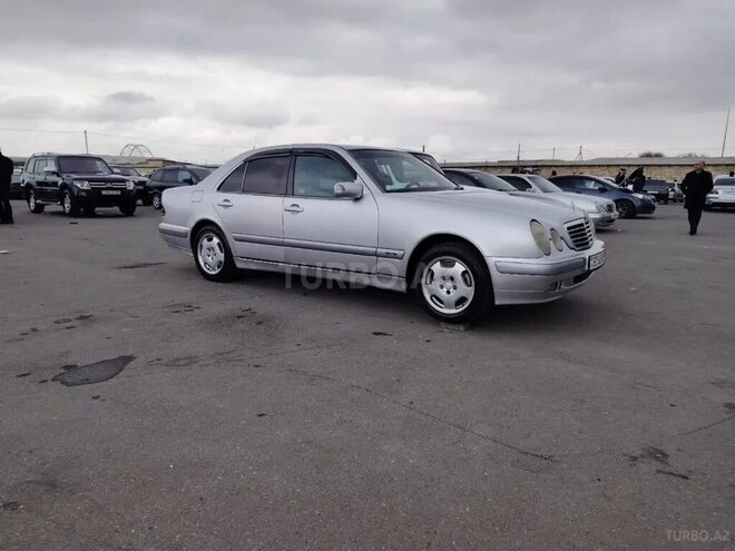 Mercedes E 240-4