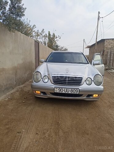 Mercedes E 240-1