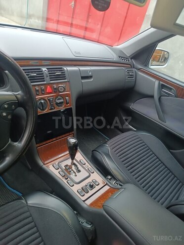 Mercedes E 240-8