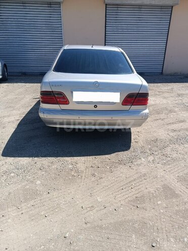 Mercedes E 240-2