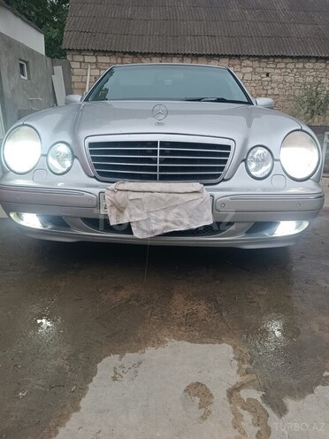 Mercedes E 240-13