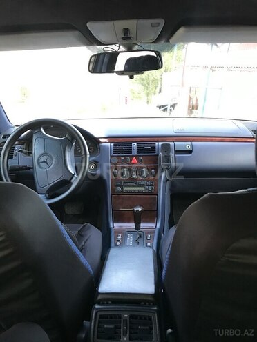 Mercedes E 230-3