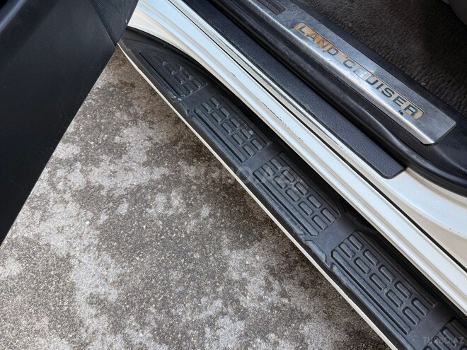 Toyota Land Cruiser-7