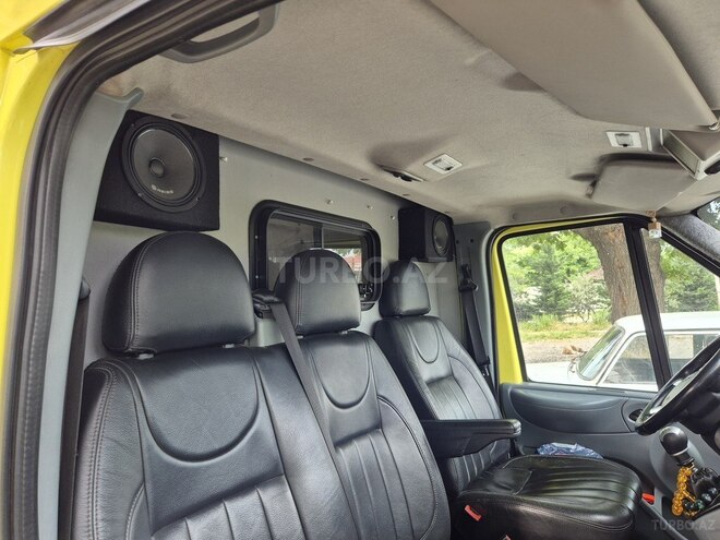 Ford Transit-11