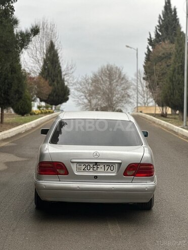 Mercedes E 240-4