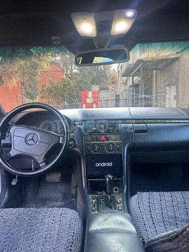 Mercedes E 240-11
