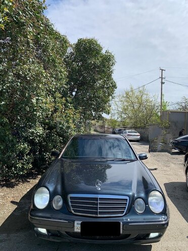 Mercedes E 270-1