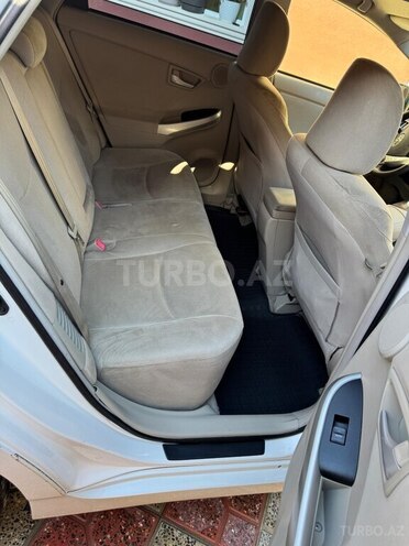 Toyota Prius-12