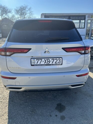 Mitsubishi Outlander-2