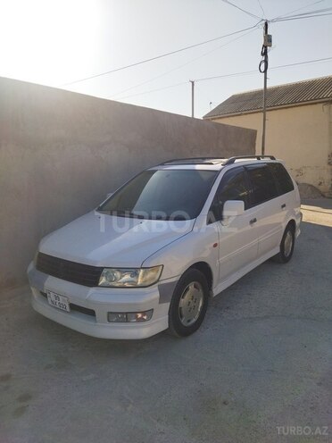 Mitsubishi Chariot Grandis-1