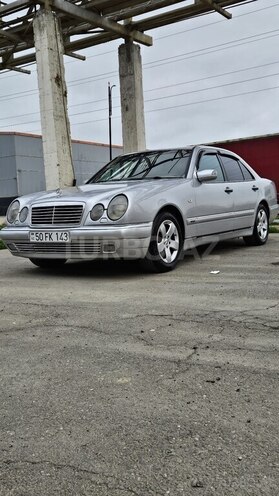 Mercedes E 240-1